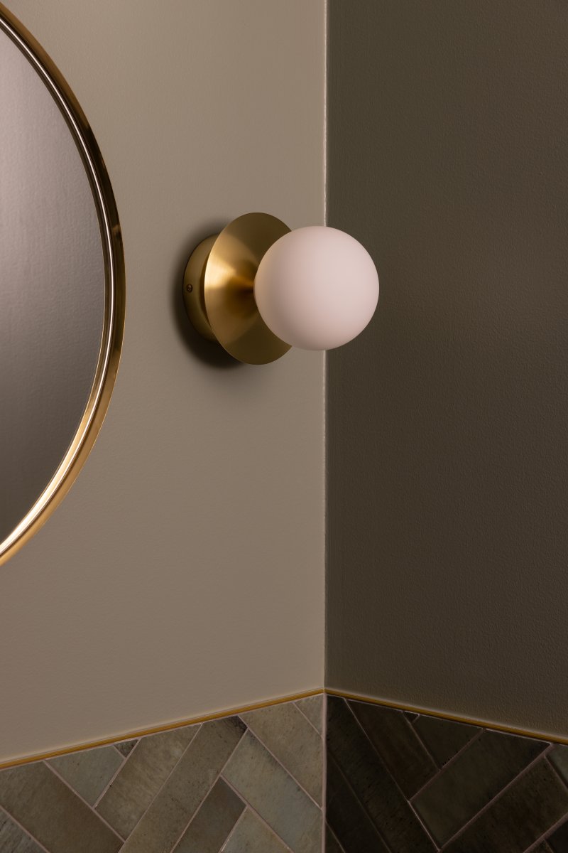 Art Deco Ø16 Borstad mässing/vit badrumslampa från Globen Lighting - Lampan &auml;r tillverkad av metall och har en vit glaskupa som skapar en fin ljusspridning i rummet.