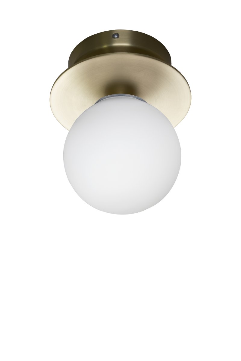 Art Deco Ø16 Borstad mässing/vit badrumslampa från Globen Lighting - Lampan &auml;r tillverkad av metall och har en vit glaskupa som skapar en fin ljusspridning i rummet.