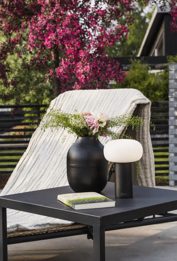 Antibes 20cm Svart portabel från Konstsmide - Ut&ouml;ver det &auml;r lampan utrustad med RGB f&auml;rger s&aring; du kan v&auml;lja mellan sju olika f&auml;rger, t.