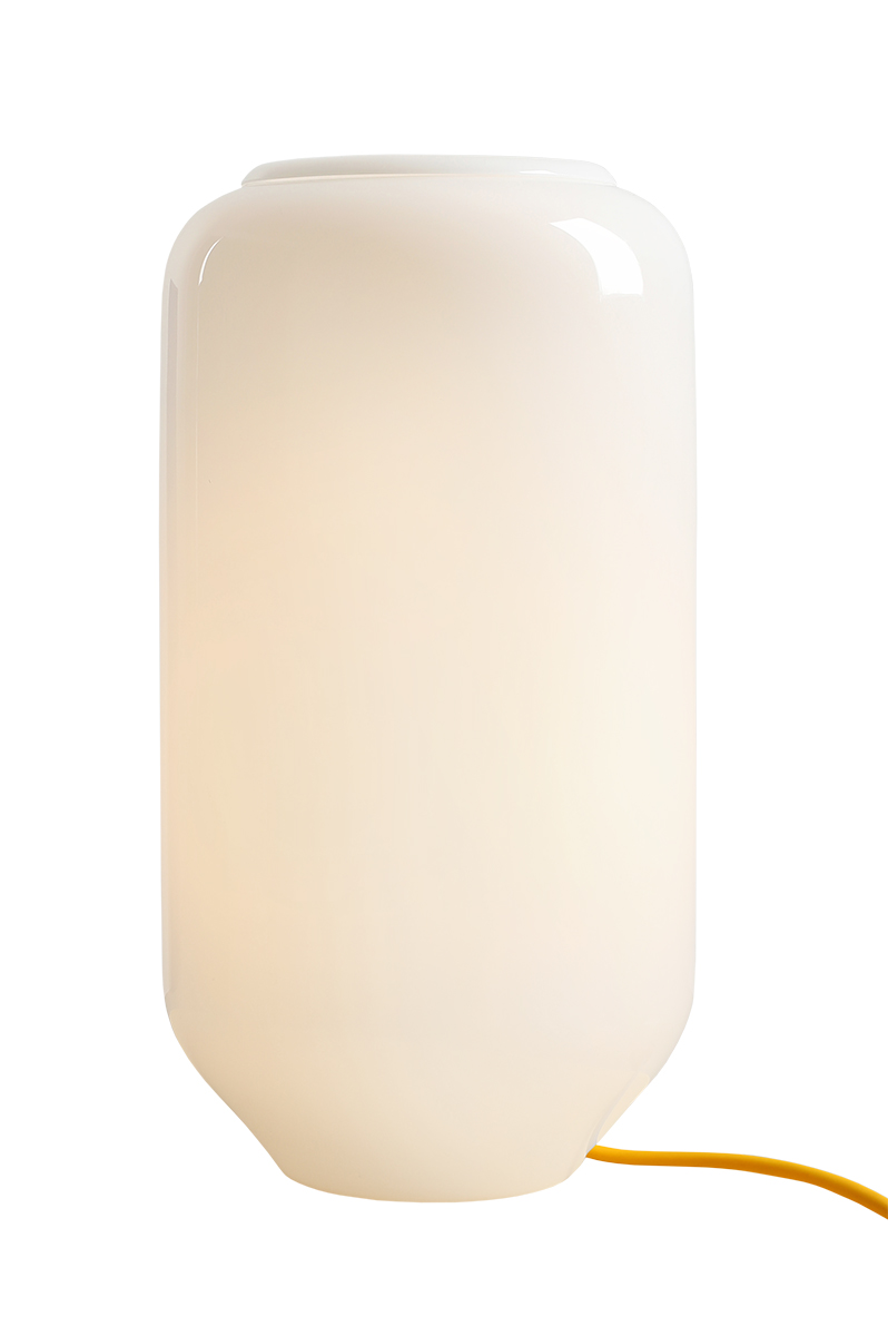Flask 36cm Vit/gul bordslampa från Artera - Den h&ouml;ga, rundade kupan i opalglas sprider ett mjukt och behagligt ljus som skapar en varm och inbjudande atmosf&auml;r.