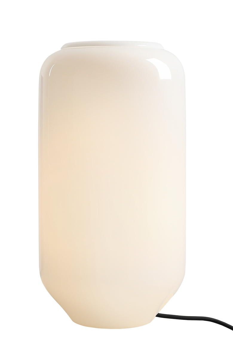 Flask 36cm Vit/svart bordslampa från Artera - Den h&ouml;ga, rundade kupan i opalglas sprider ett mjukt och behagligt ljus som skapar en varm och inbjudande atmosf&auml;r.
