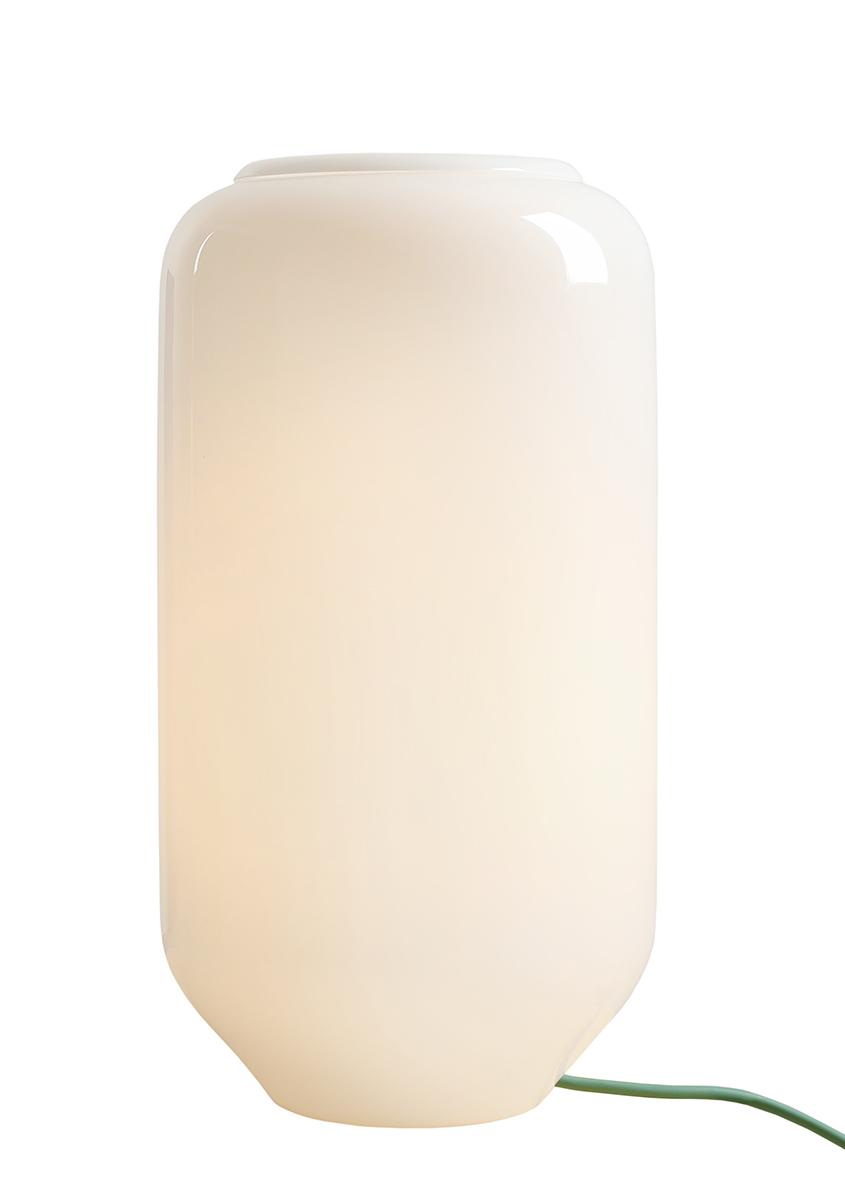 Flask 36cm Vit/grön bordslampa från Artera - Den h&ouml;ga, rundade kupan i opalglas sprider ett mjukt och behagligt ljus som skapar en varm och inbjudande atmosf&auml;r.