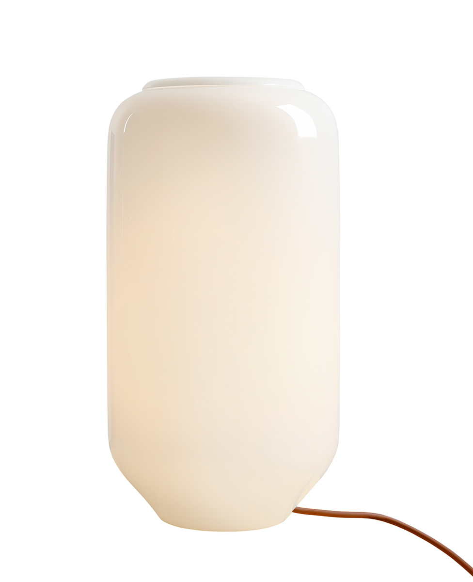 Flask 36cm Vit/terrakotta bordslampa från Artera - Den h&ouml;ga, rundade kupan i opalglas sprider ett mjukt och behagligt ljus som skapar en varm och inbjudande atmosf&auml;r.