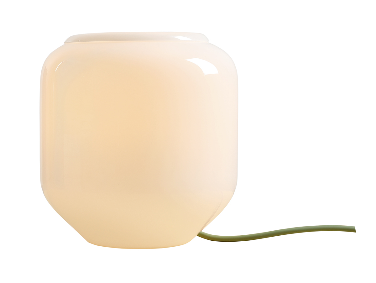Flask 18cm Vit/grön bordslampa från Artera - Den dekorativa kupan i opalglas sprider ett mjukt och behagligt ljus som skapar en inbjudande atmosf&auml;r.