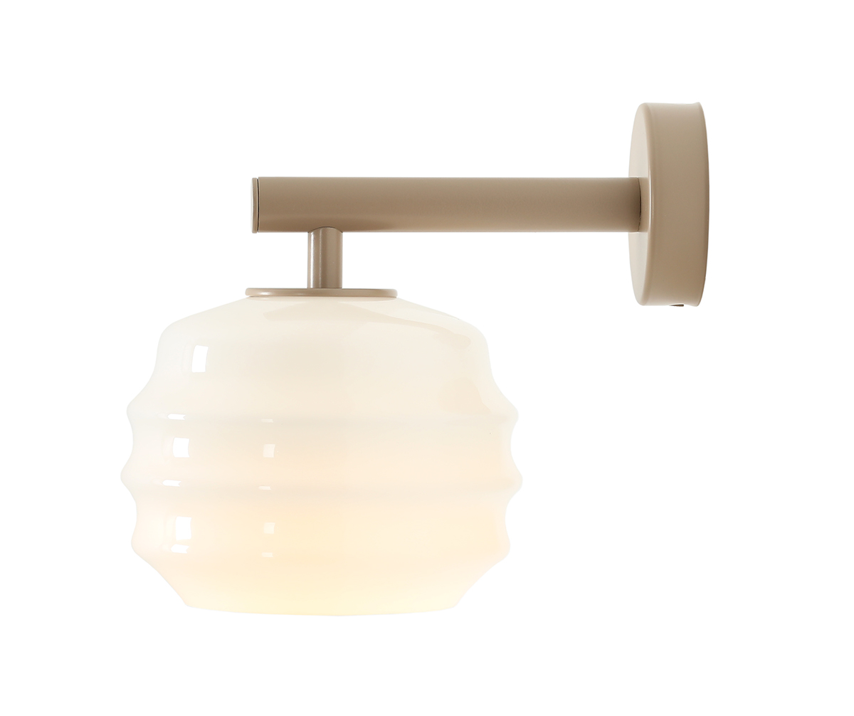 Puff 23cm Beige vägglampa från Artera - Puff &auml;r en charmig v&auml;gglampa som kombinerar mjuka former med en modern och stilren design.