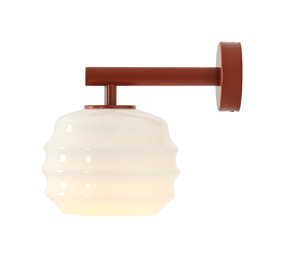 Puff 23cm Terrakotta vägglampa från Artera - Den dekorativa sk&auml;rmen i vitt opalglas har en v&aring;gig form som ger lampan ett lekfullt och elegant uttryck.