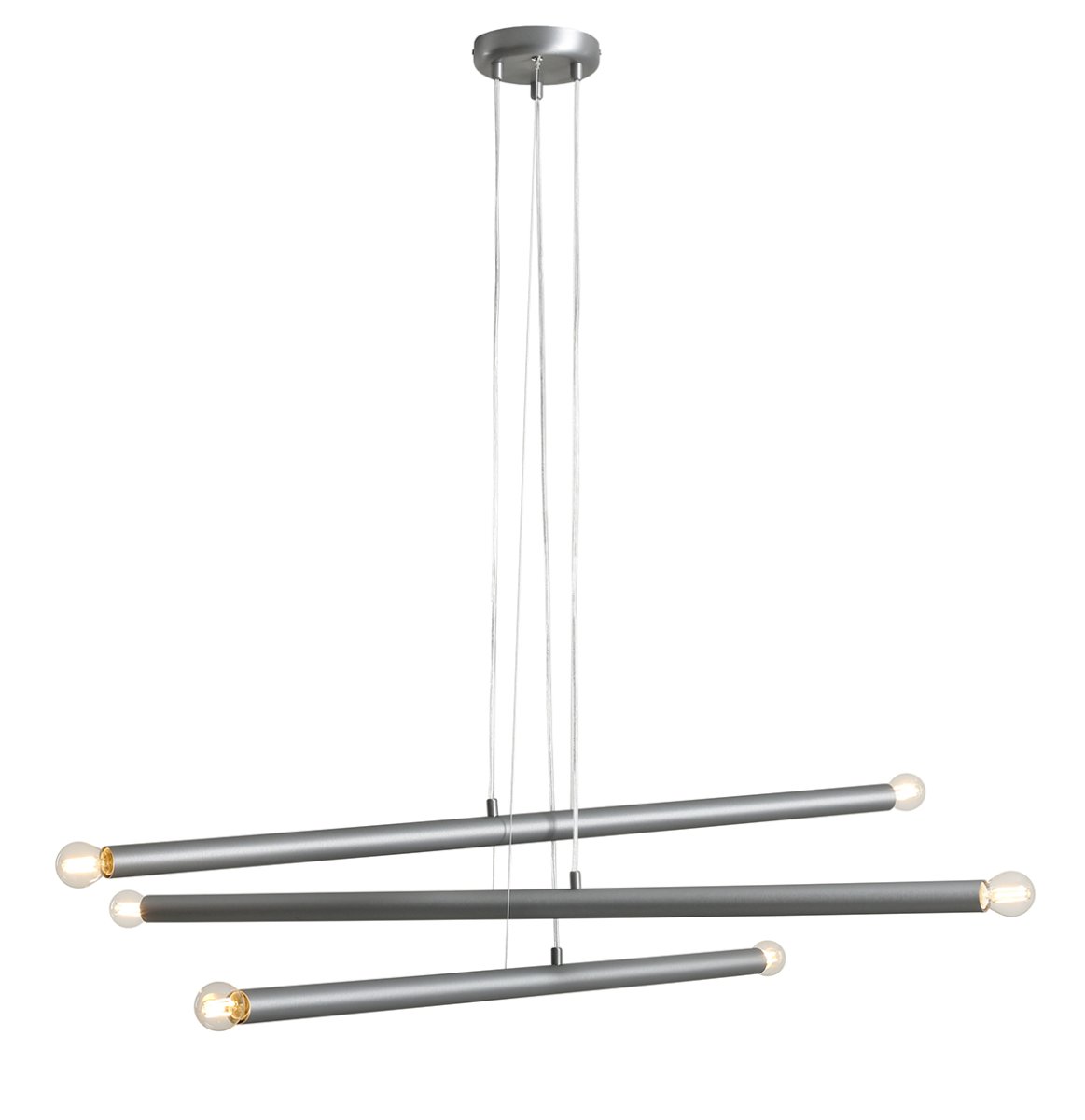 Tubo 6 100cm Stål taklampa från Artera - Lampan best&aring;r av tre smala metallr&ouml;r i elegant st&aring;lfinish, placerade i olika h&ouml;jder och vinklar som skapar ett sp&auml;nnande och luftigt uttryck.