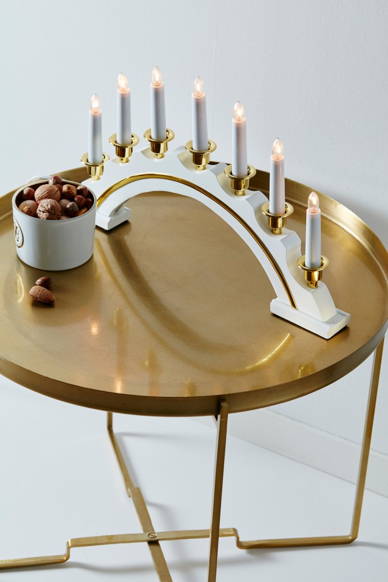 Celine Vit från Markslöjd - Celine Adventsljusstake Vit &auml;r en tidl&ouml;s och elegant ljusstake f&ouml;r advent.