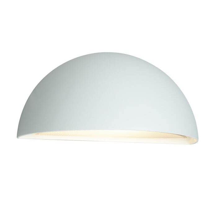Halden Vit utelampa från Norlys - Med sin enkla, halvrunda form och vit yta, är denna vägglampa det perfekta valet för den som söker modern och stilren belysning.