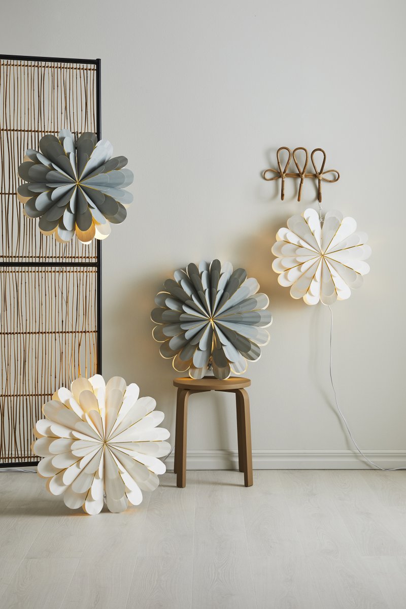 Marigold Ø45 Vit från Markslöjd - Med sin vackra vita sk&auml;rm i papper, ger den en mjuk och modern k&auml;nsla som blir en vacker kontrast till de mer traditionella julstj&auml;rnorna.