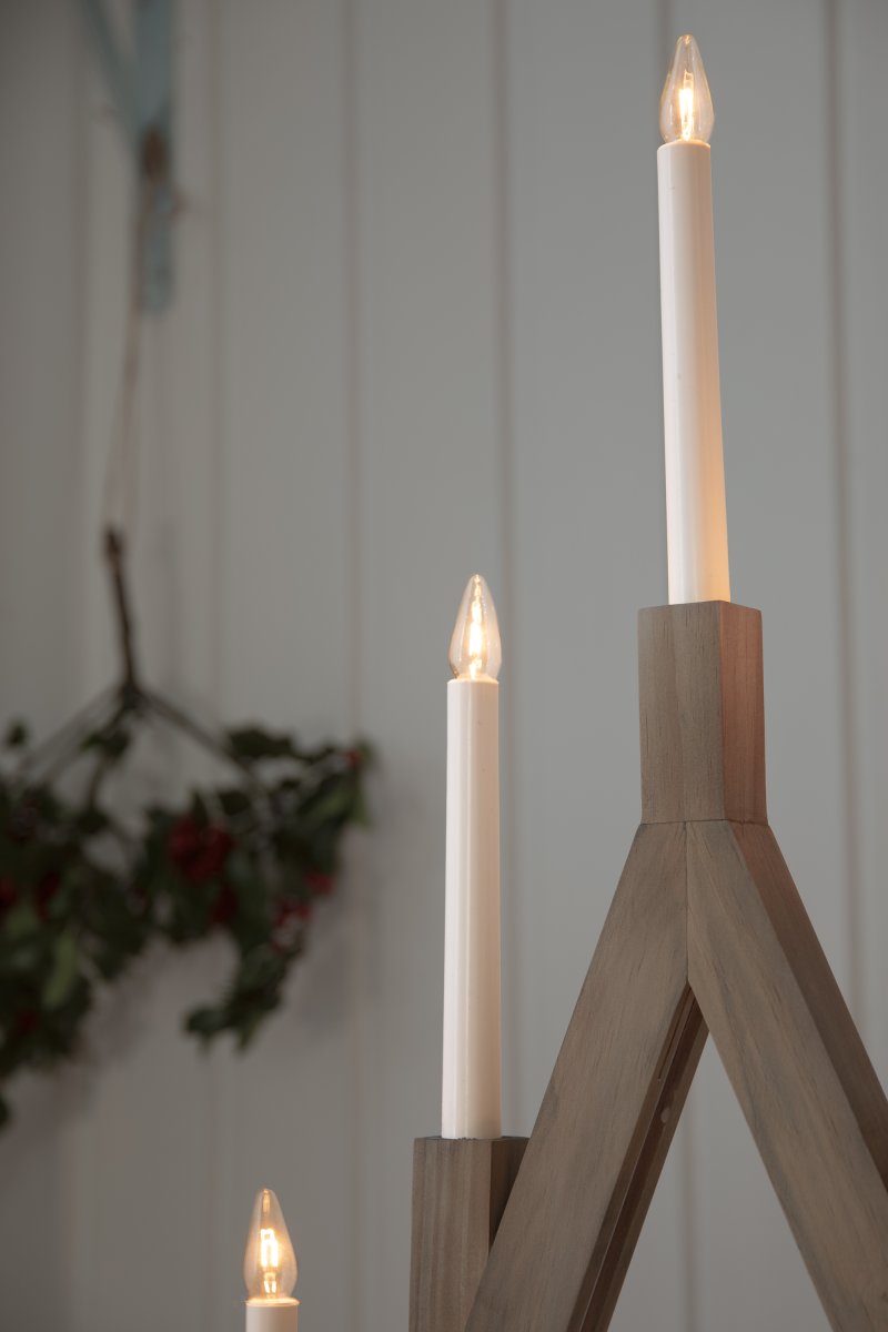 Bjurfors Ljusbrun från Markslöjd - Placera f&ouml;rslagsvis i f&ouml;nstret eller p&aring; sk&auml;nken i vardagsrummet och skapa vacker julst&auml;mning.