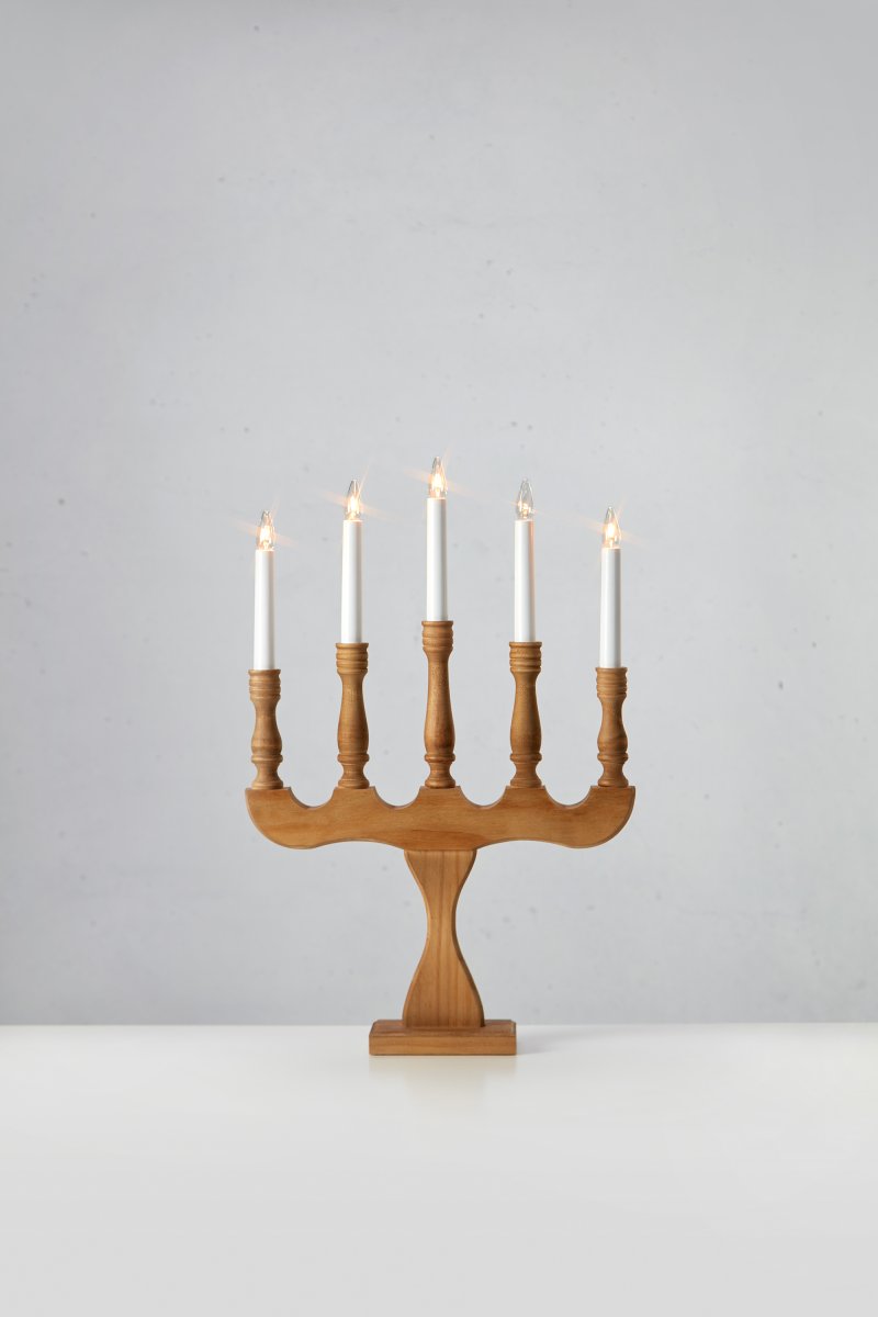 Svaneholm Brun från Markslöjd - Adventsljusstake med fem armar i en brunbetsad kul&ouml;r.