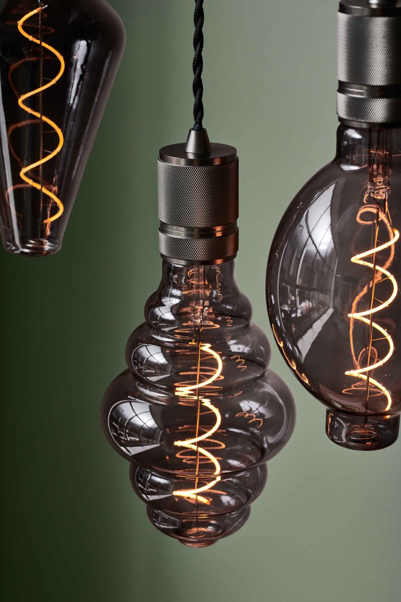 Halo Ø5 Mörkgrå taklampa från Halo Design - Den robusta sockeln av m&ouml;rkgr&aring; metall ger ett sofistikerat uttryck som passar perfekt &ouml;ver k&ouml;ks&ouml;n, i hallen eller som en del av en gruppbelysning.