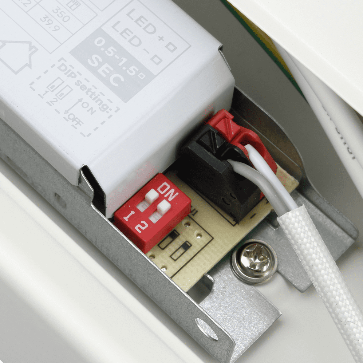 Liny Basic 3000K 160cm Vit från Designlight - Liny Basic &auml;r en robust och energieffektiv industriarmatur med LED-teknik, framtagen f&ouml;r allm&auml;nbelysning i industri- och verksamhetsmilj&ouml;er d&auml;r ett varmvitt ljus &ouml;nskas.