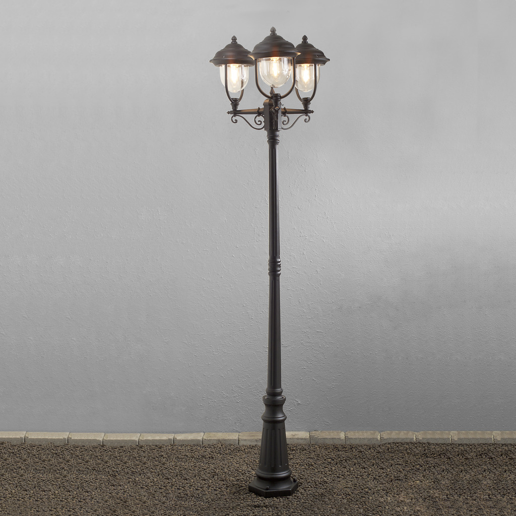 Parma 218cm Svart stolpe från Konstsmide - Parma 3-arm stolpe &auml;r en klassisk och elegant utomhuslampa med tre vackra lyktor.