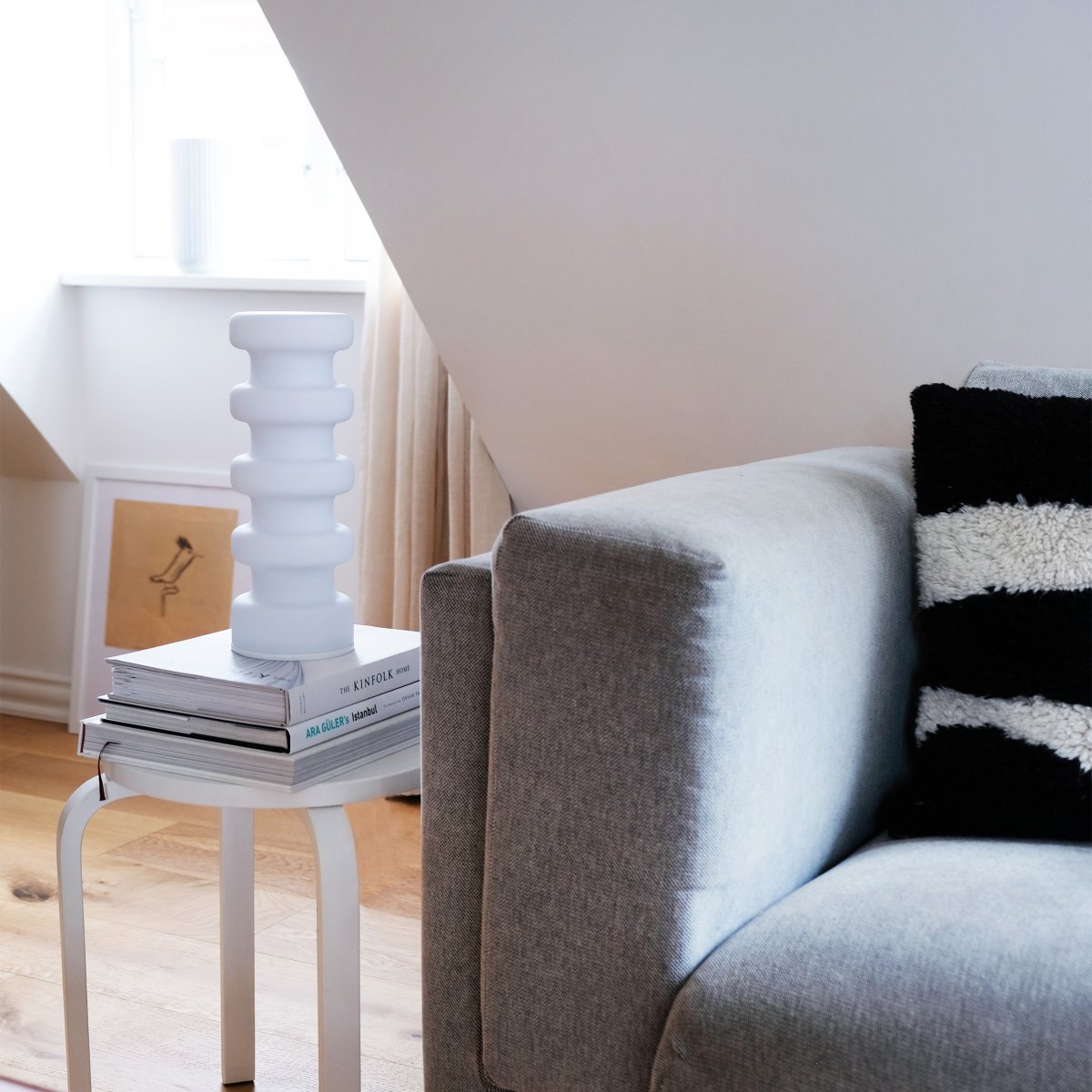 Luna 33cm Vit bordslampa från Dyberg Larsen - L&aring;t Luna bordslampa bli rummets blickf&aring;ng med sitt f&ouml;rtrollande sken i opalglas och skapa en unik atmosf&auml;r.