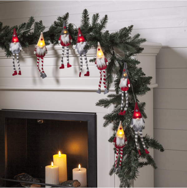 Ljusslinga Alf 1,4m Flerfärgad från Star Trading - Batteridriven ljusslinga med 8 st lite st&ouml;rre tomtedekorationer gjorda av tr&auml; och tyg i juliga f&auml;rger.