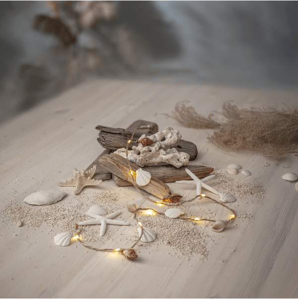 Ljusslinga Seaside Beige från Star Trading - Seaside &auml;r en vacker batteridriven slinga f&ouml;r inomhusbruk med dekorationer i plastmaterial inspirerade av havet.