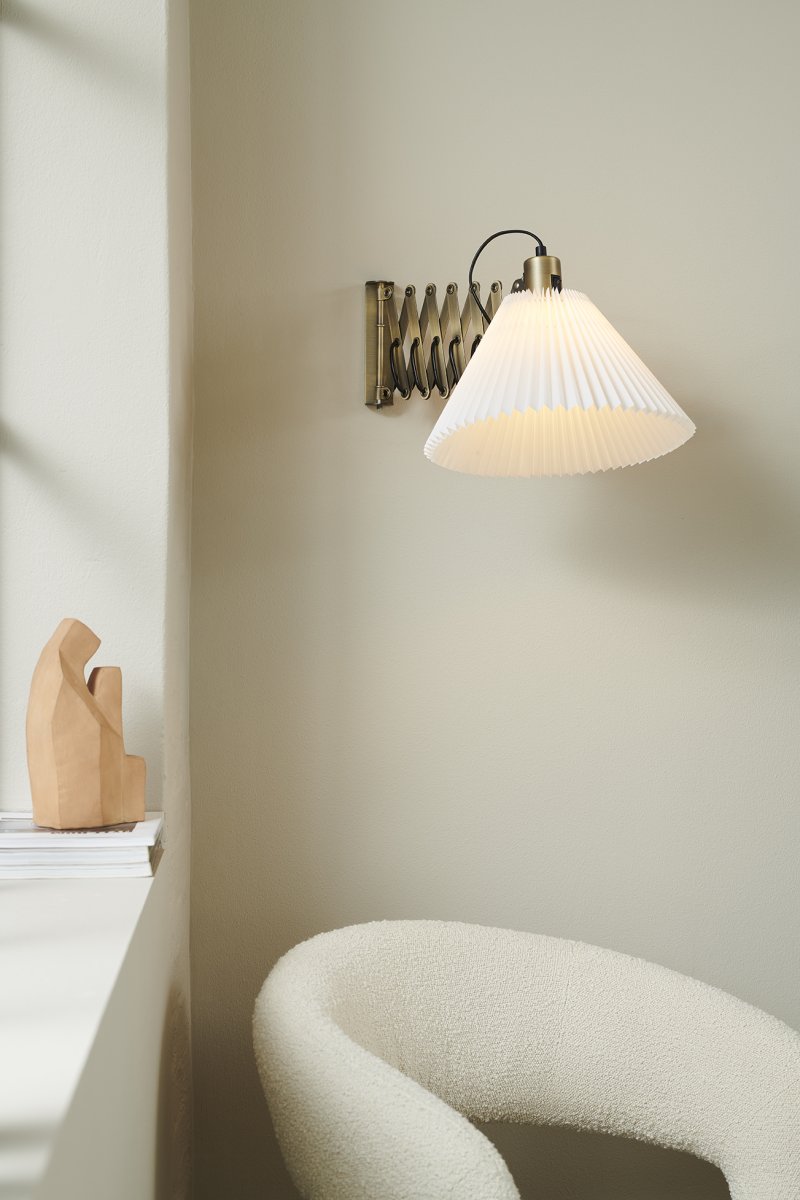 Medina Ø33 Antikmässing vägglampa från Halo Design - Medina &auml;r en modern v&auml;glampa med klassiska drag.