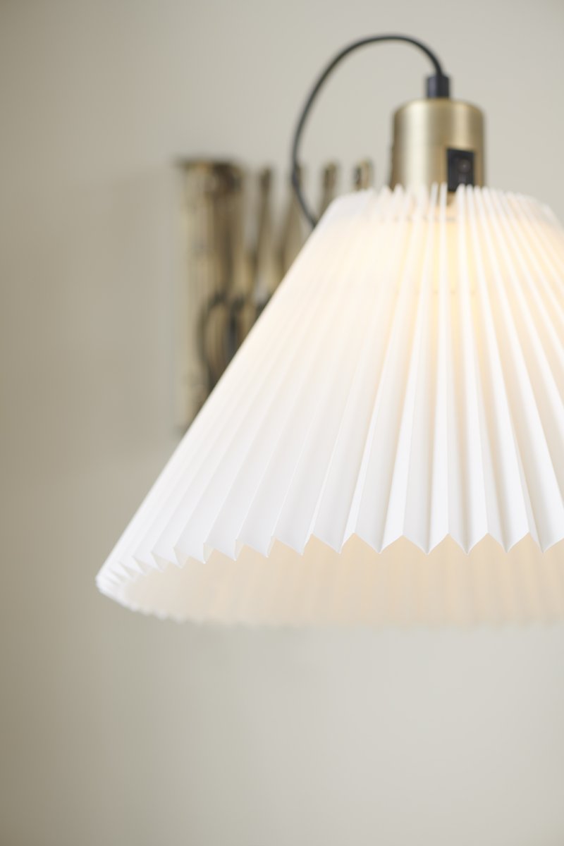 Medina Ø33 Antikmässing vägglampa från Halo Design - Medina &auml;r en modern v&auml;glampa med klassiska drag.