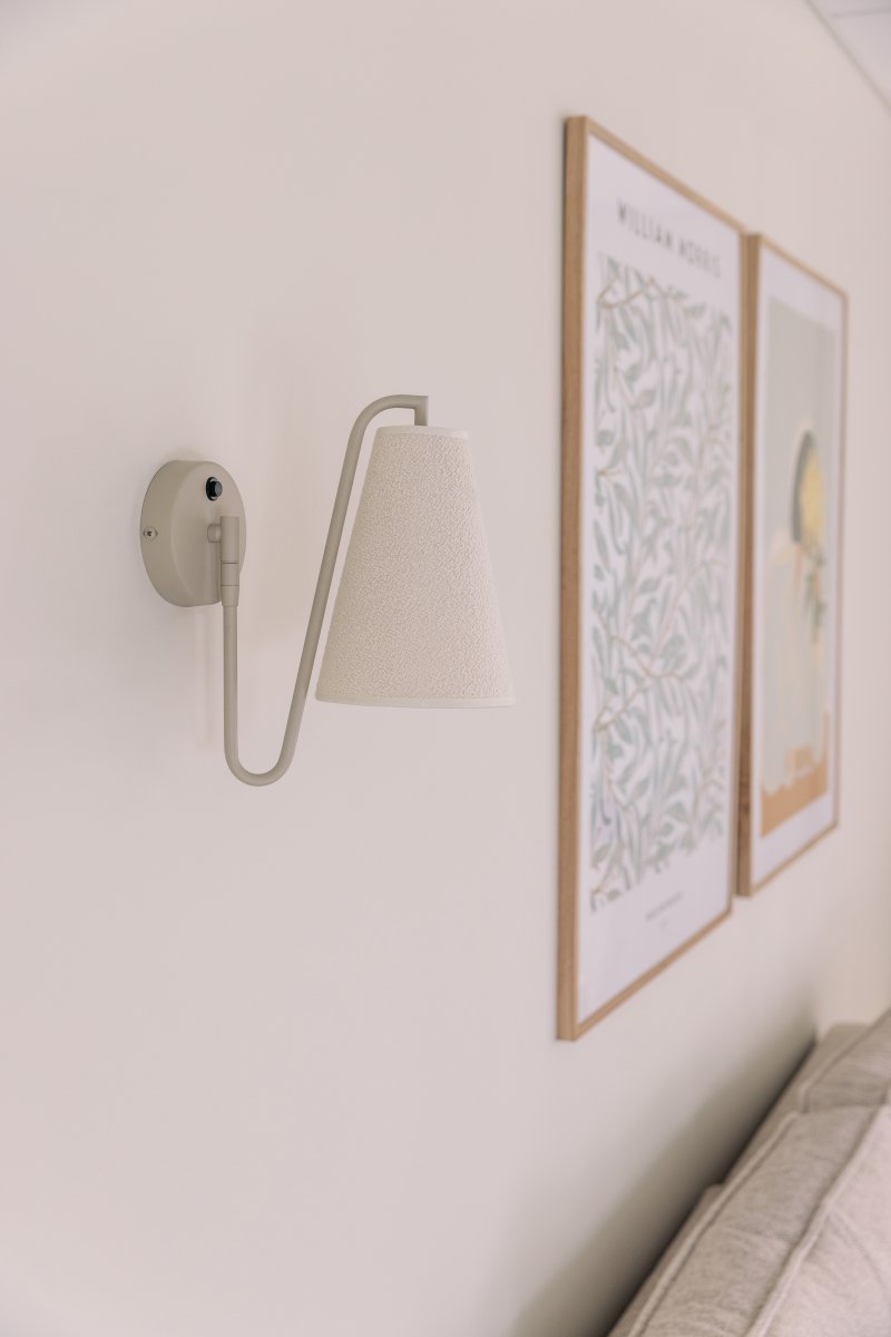 Lou 28cm Beige vägglampa från Globen Lighting - Lou &auml;r en funktionell och dekorativ v&auml;gglampa med en r&ouml;rlig led och en lampsk&auml;rm tillverkad av boucl&eacute;-tyg.