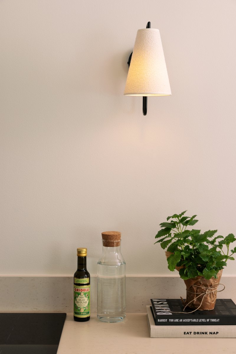 Lou 28cm Svart vägglampa från Globen Lighting - Lou &auml;r en funktionell och dekorativ v&auml;gglampa med en r&ouml;rlig led och en lampsk&auml;rm tillverkad av boucl&eacute;-tyg.