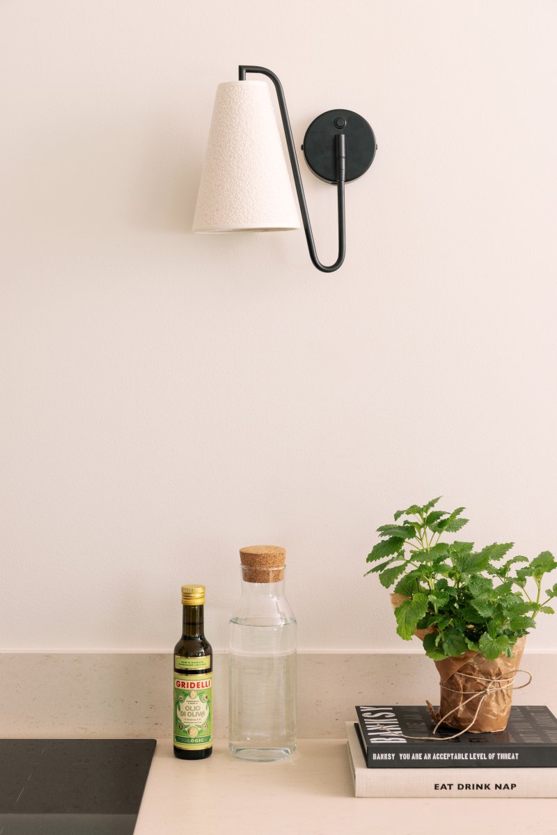 Lou 28cm Svart vägglampa från Globen Lighting - Lou &auml;r en funktionell och dekorativ v&auml;gglampa med en r&ouml;rlig led och en lampsk&auml;rm tillverkad av boucl&eacute;-tyg.