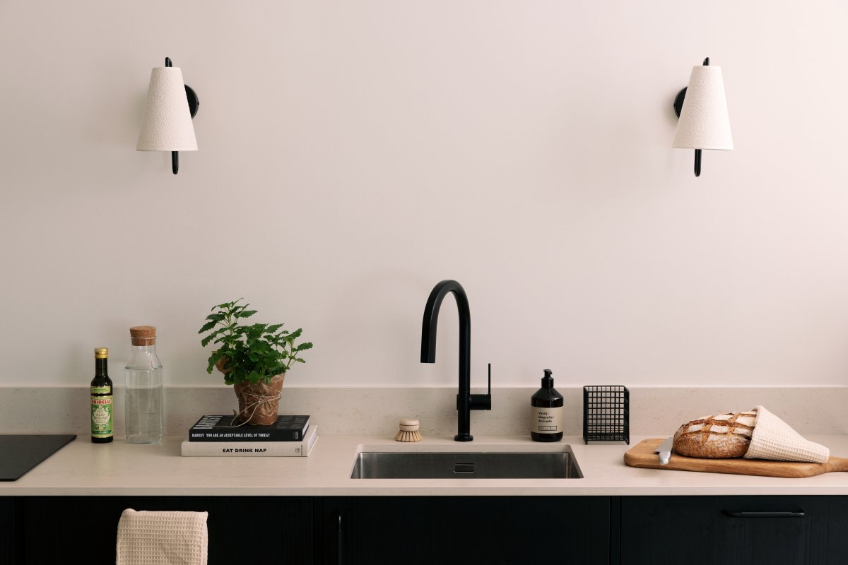 Lou 28cm Svart vägglampa från Globen Lighting - Lou &auml;r en funktionell och dekorativ v&auml;gglampa med en r&ouml;rlig led och en lampsk&auml;rm tillverkad av boucl&eacute;-tyg.