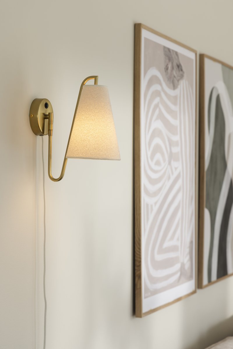 Lou 28cm Borstad mässing vägglampa från Globen Lighting - Lou &auml;r en funktionell och dekorativ v&auml;gglampa med en r&ouml;rlig led och en lampsk&auml;rm tillverkad av boucl&eacute;-tyg.