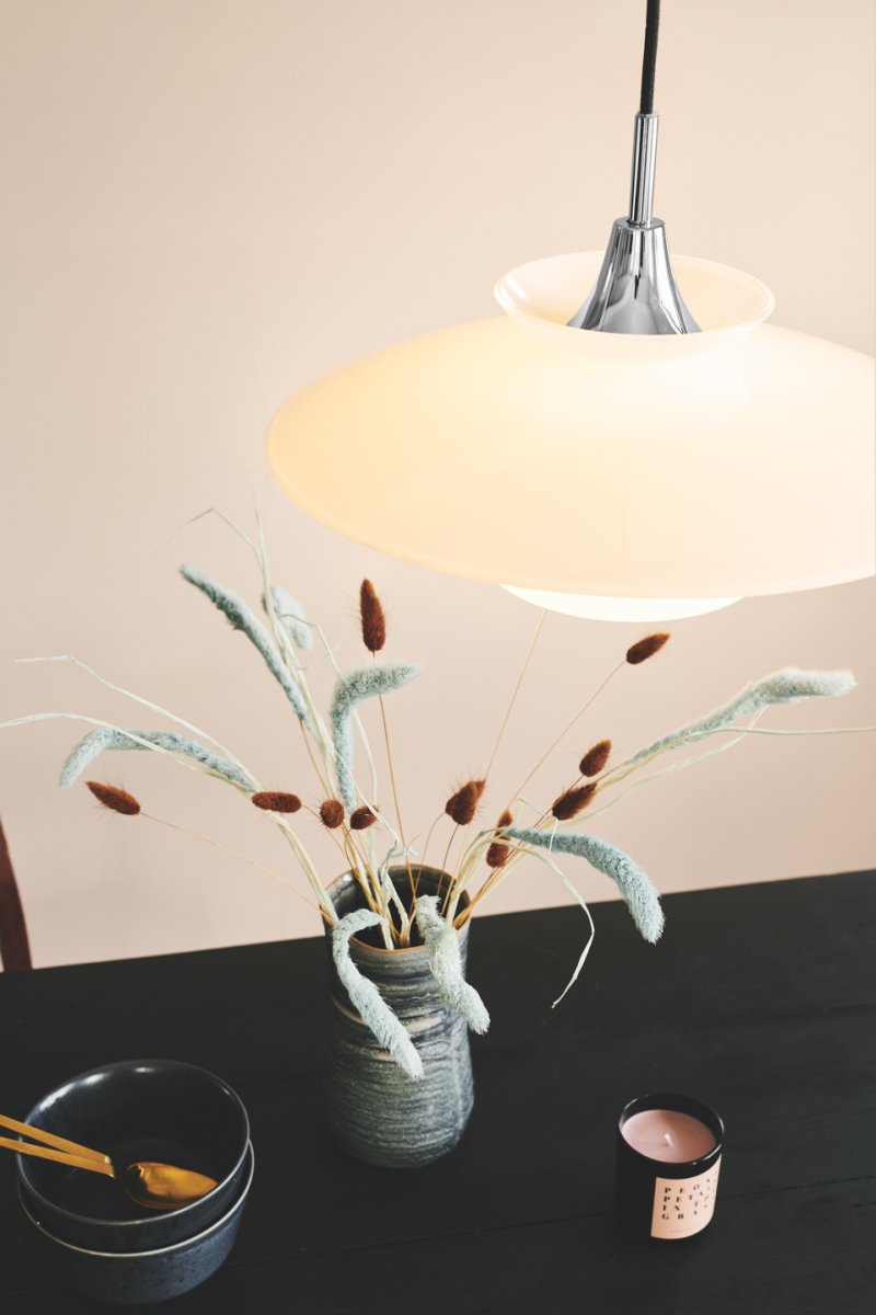 Scandinavia Ø40 Opal taklampa från Halo Design - Scandinavia &auml;r b&aring;de praktisk och estetisk &ndash; en lampa som f&ouml;renar funktion och form p&aring; ett harmoniskt s&auml;tt.