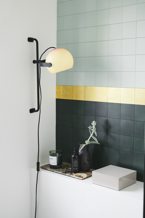 D.C Ø18 Svart vägglampa från Halo Design - De runda formerna i kombination med detaljerna av metall och tr&auml; skapar en klassisk stil.