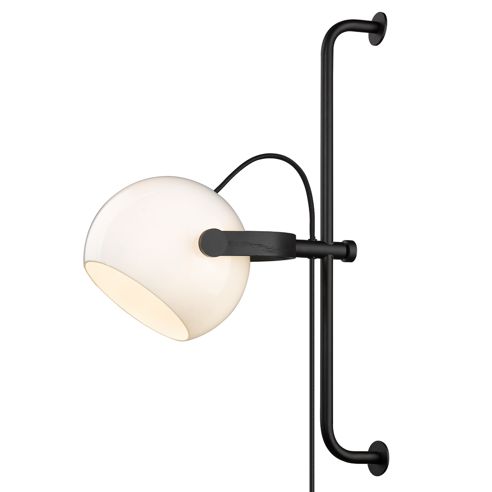 D.C Ø18 Svart vägglampa från Halo Design - De runda formerna i kombination med detaljerna av metall och tr&auml; skapar en klassisk stil.