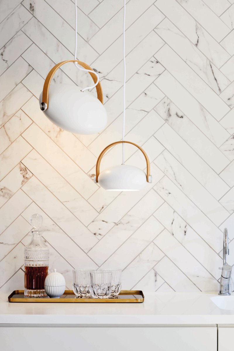 D.C Ø26 Vit taklampa från Halo Design - De runda formerna i kombination med detaljerna av metall och tr&auml; skapar en klassisk stil.