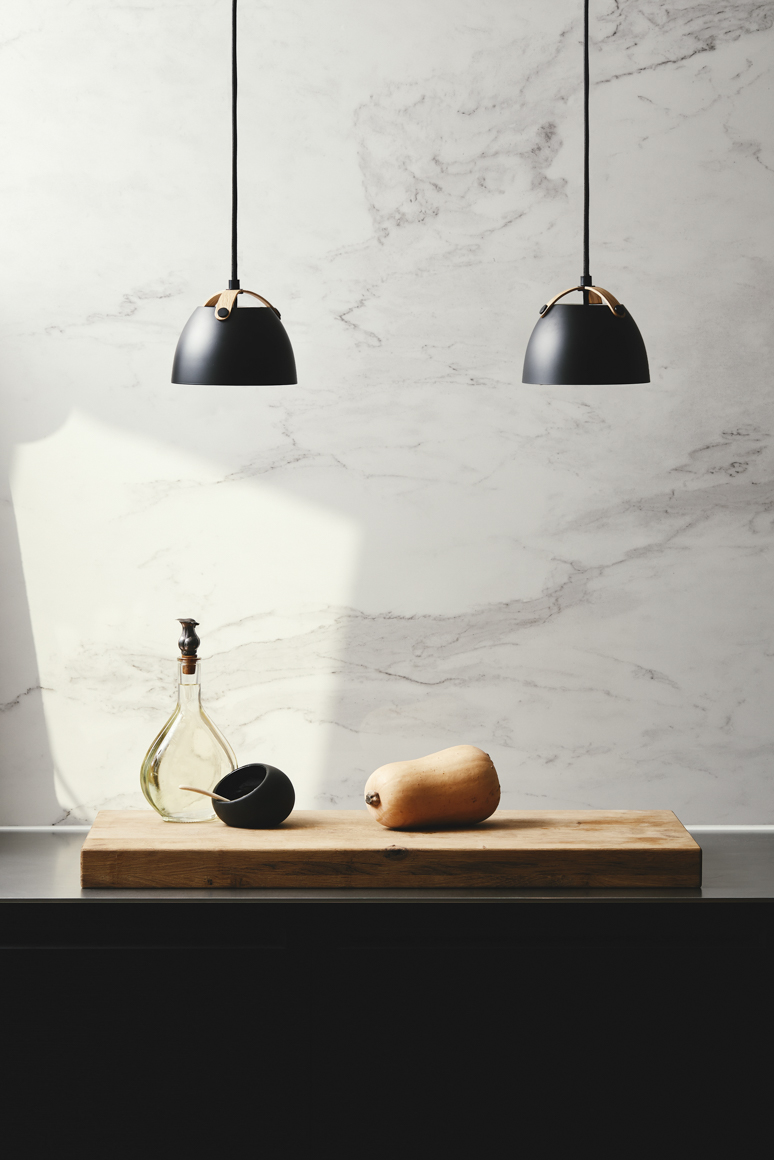 Oslo Ø16 Svart taklampa från Halo Design - Taklampan Oslo &auml;r en stilren och modern belysningsl&ouml;sning som kombinerar funktion och design p&aring; ett sofistikerat s&auml;tt.