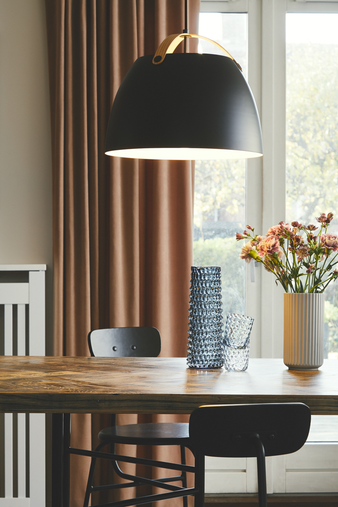 Oslo Ø40 Svart taklampa från Halo Design - Taklampan Oslo &auml;r en stilren och modern belysningsl&ouml;sning som kombinerar funktion och design p&aring; ett sofistikerat s&auml;tt.