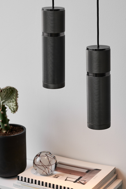Halo Ø7 Mörkgrå taklampa från Halo Design - Halo &auml;r en stilren och modern takpendel med en minimalistisk design som passar perfekt i det trendiga hemmet.