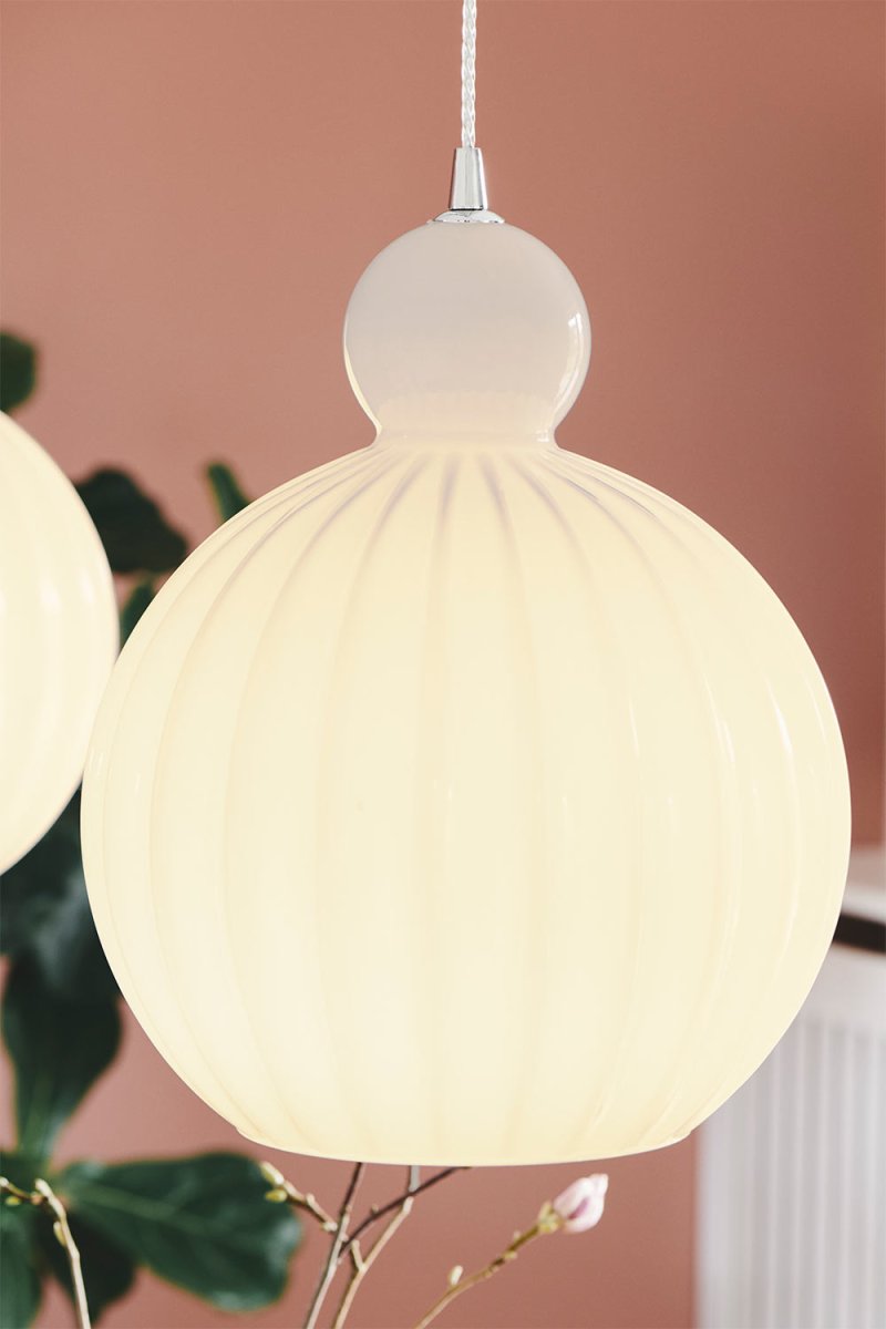 Ball Ball Ø32 Opal taklampa från Halo Design - Ball Ball &auml;r en elegant pendel av opalglas.