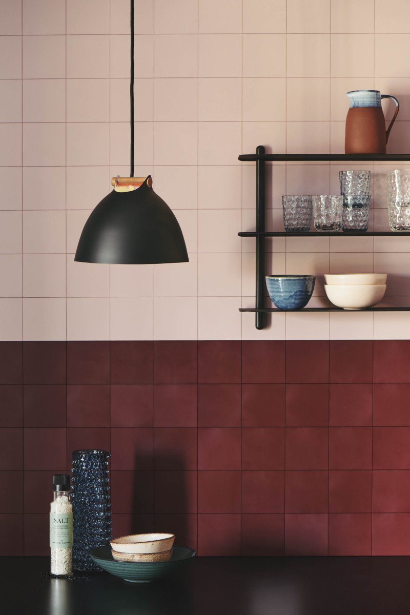 Århus Ø24 Svart taklampa från Halo Design - Taklampan &Aring;rhus kombinerar skandinavisk minimalism med modern design f&ouml;r att skapa en ljusk&auml;lla som imponerar i alla rum.