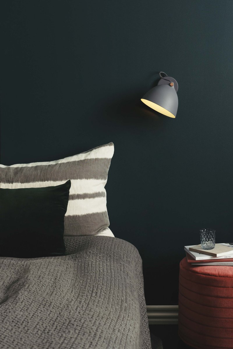 Århus Ø18 Grå vägglampa från Halo Design - Lyft din inredning med v&auml;gglampan &Aring;rhus &ndash; en perfekt blandning av modern elegans och funktionalitet.
