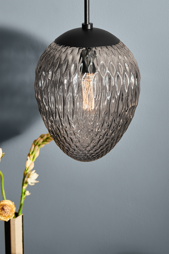 Woods Ø25 Smoke taklampa från Halo Design - Med sin vackra sk&auml;rm i strukturerat glas skapar den ett fascinerande ljusspel som f&ouml;rh&ouml;jer atmosf&auml;ren i vilket rum som helst.