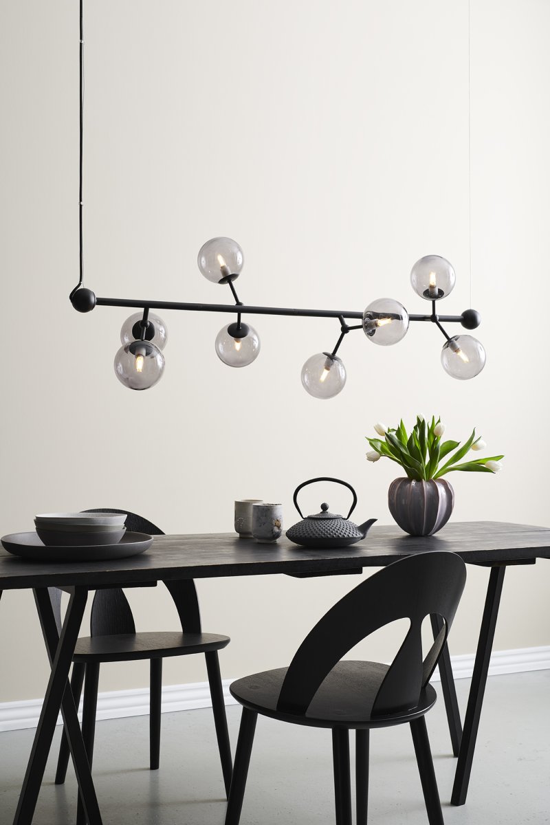 Atom horizontal 80cm Svart taklampa från Halo Design - Atom pendel har en modern och tidl&ouml;s design, perfekt f&ouml;r alla stilar och hem.