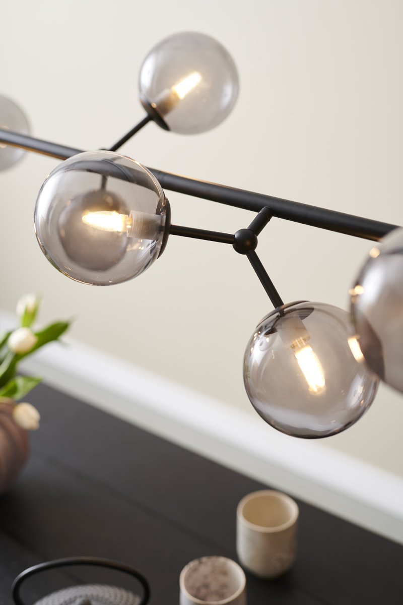 Atom horizontal 80cm Svart taklampa från Halo Design - Atom pendel har en modern och tidl&ouml;s design, perfekt f&ouml;r alla stilar och hem.