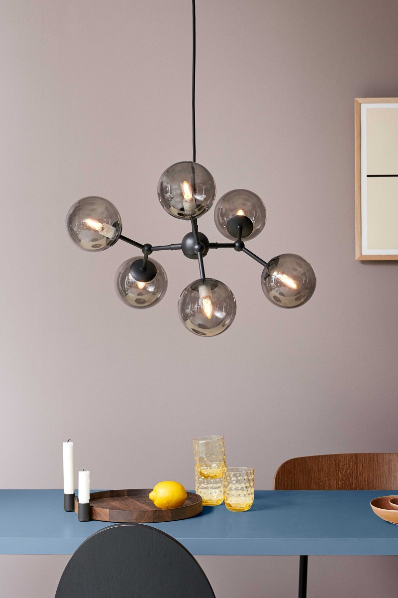 Atom 57cm Svart taklampa från Halo Design - De n&auml;stan sv&auml;vande glaskuporna &auml;r r&ouml;kf&auml;rgade vilket skapar en fin ljusspridning i rummet.