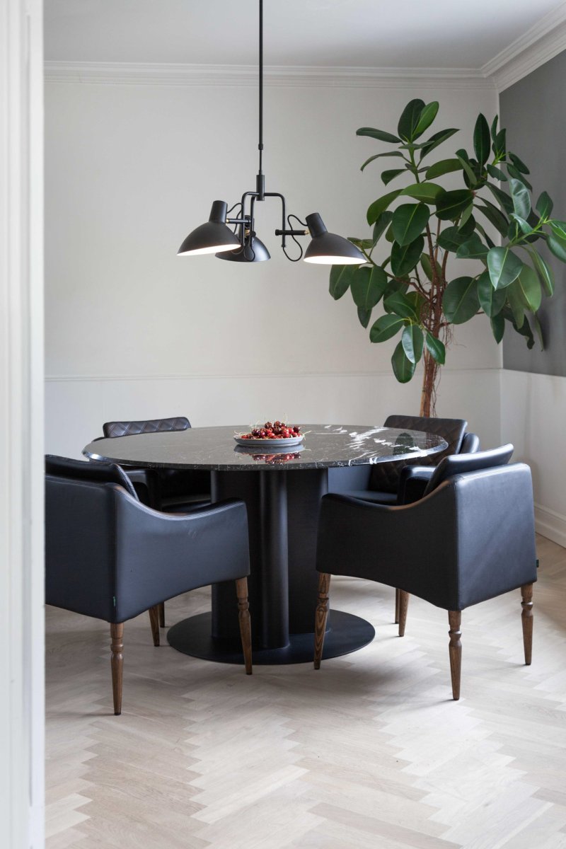 Metropole Ø73 Svart taklampa från Halo Design - Metropole serien &auml;r en komplett och funktionell familj av lampor med en utm&auml;rkande och industriell stil.