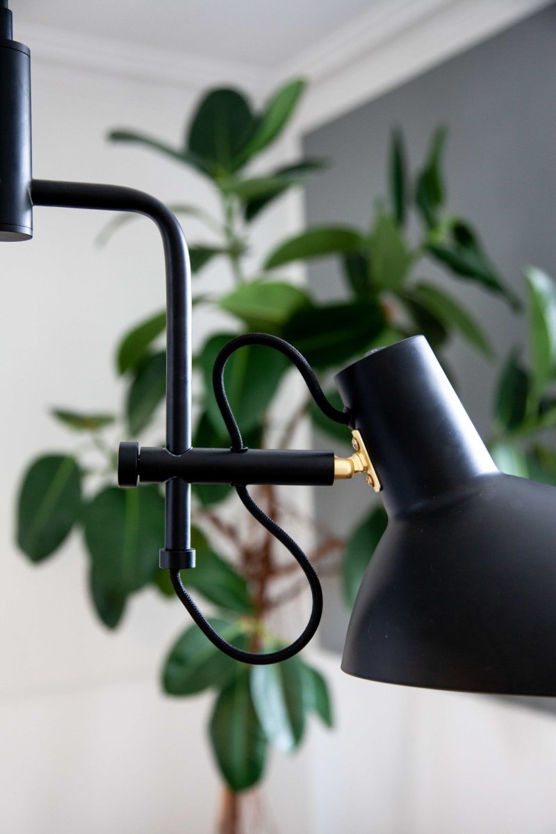 Metropole Ø73 Svart taklampa från Halo Design - Metropole serien &auml;r en komplett och funktionell familj av lampor med en utm&auml;rkande och industriell stil.