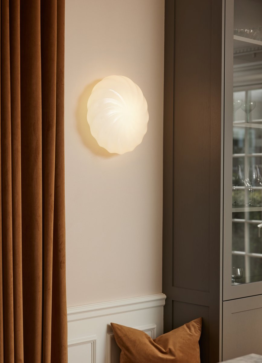 Twist Ø35 Antikmässing plafond från Halo Design - Ge ditt hem ett lyft med Twist &ndash; den stilrena plafonden/v&auml;gglampan som kombinerar modern elegans med en unik vriden design.