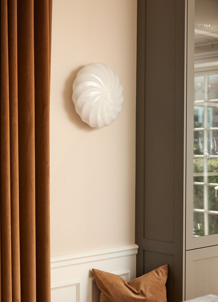 Twist Ø35 Antikmässing plafond från Halo Design - Ge ditt hem ett lyft med Twist &ndash; den stilrena plafonden/v&auml;gglampan som kombinerar modern elegans med en unik vriden design.