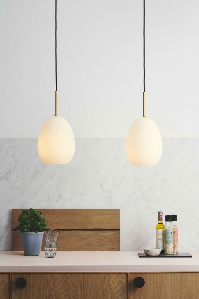 Bodø Ø20 Vit taklampa från Halo Design - Den sl&auml;ta ytan och runda formen av opalglas ger en fin ljusspridning i rummet och i kombination med detaljerna i m&auml;ssing medf&ouml;r den elegans.