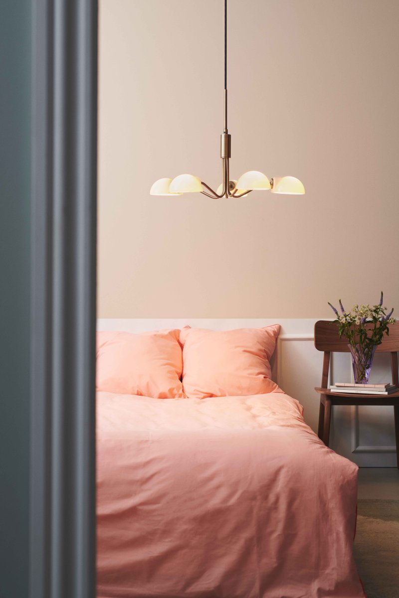 Kjøbenhavn Ø50 Antikmässing taklampa från Halo Design - Med sin balanserade design och exklusiva uttryck blir Kj&oslash;benhavn en vacker och funktionell ljusk&auml;lla i ditt hem.