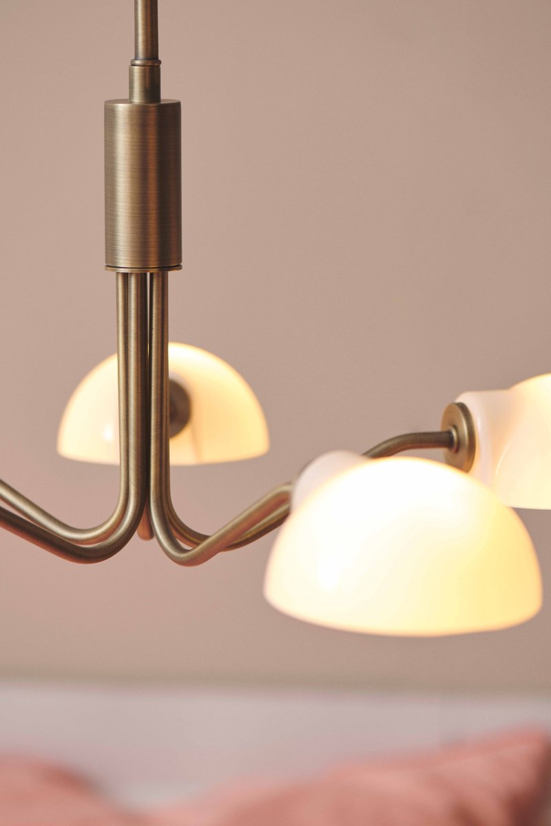 Kjøbenhavn Ø50 Antikmässing taklampa från Halo Design - Med sin balanserade design och exklusiva uttryck blir Kj&oslash;benhavn en vacker och funktionell ljusk&auml;lla i ditt hem.